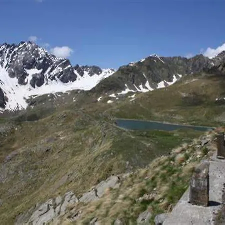 With Balcony In The French Alps בקתה